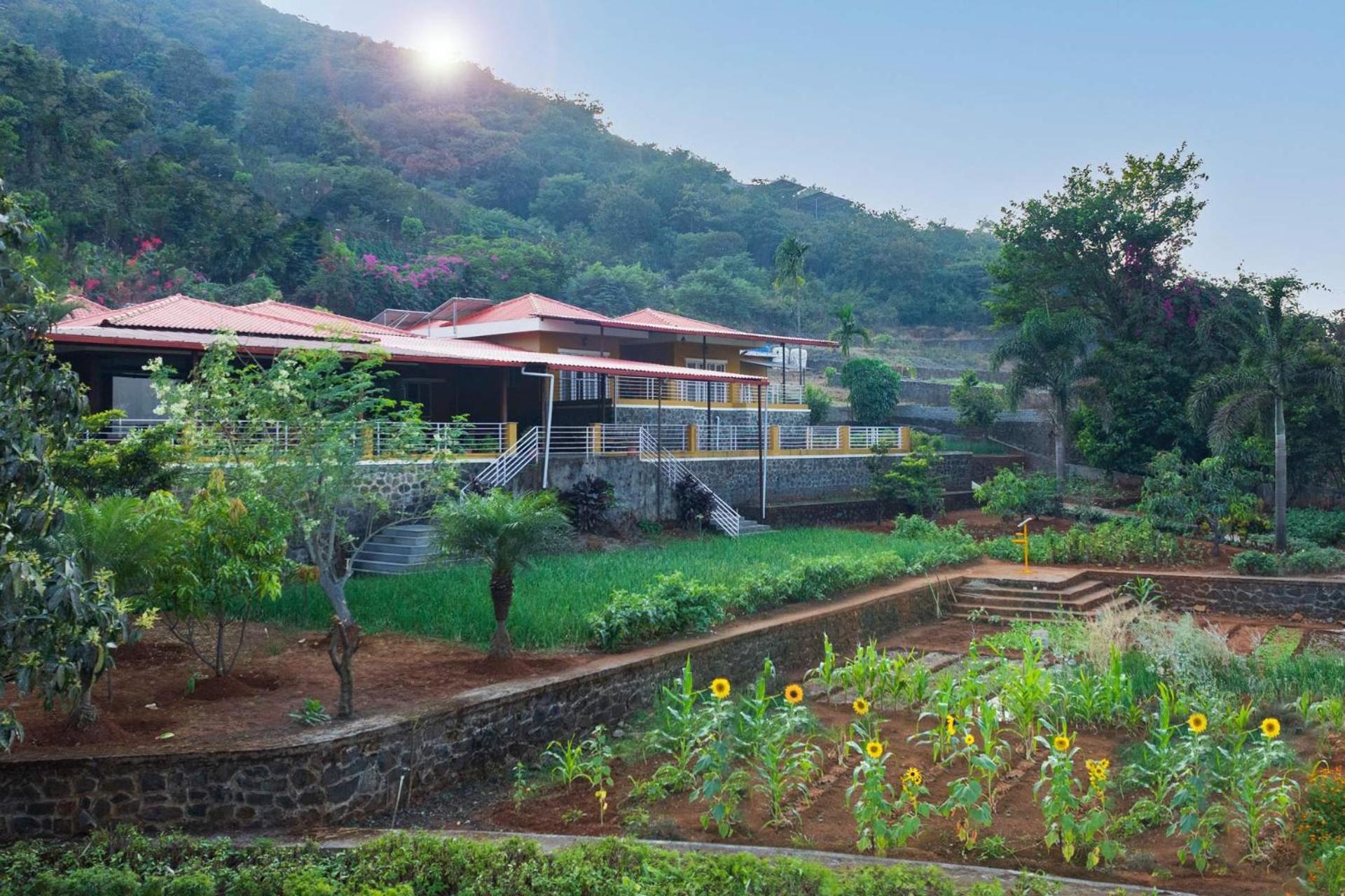 Ekam Lake House By Stayvista With Mountain & Lake Views, Outdoor Jacuzzi, Sauna, Modern Amenities & Kitchen Garden Pune Exterior foto